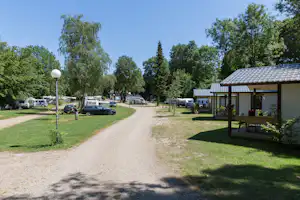 Camping De Bosrand - Mobilheime und Wohnmobilstellplatz vom Campingplatz zwischen Bäumen