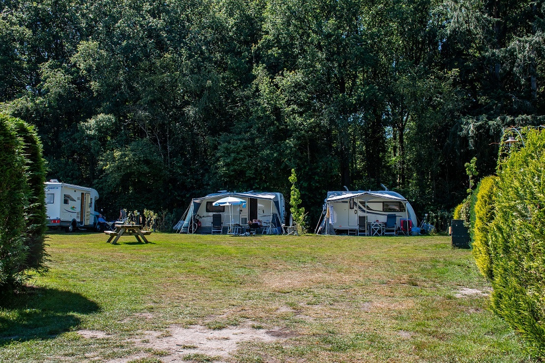 Camping De Bosrand -  Wohnmobil auf  Standplatz auf dem Campingplatz