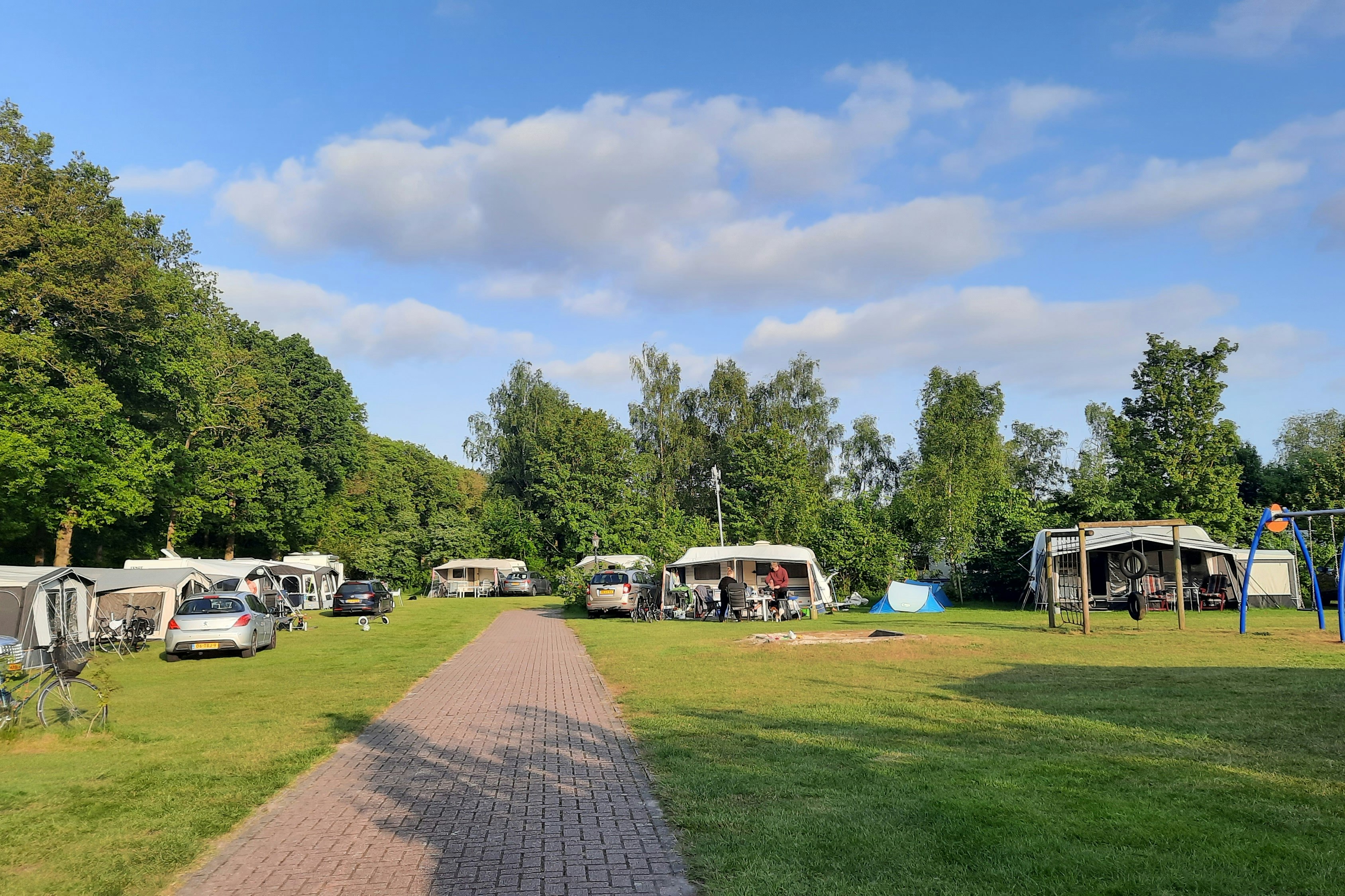 Camping De Bosrand  Recreatiepark de Bosrand - Standplätze auf der Wiese auf dem Campingplatz
