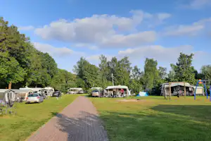 Camping De Bosrand Recreatiepark de Bosrand - Standplätze auf der Wiese auf dem Campingplatz