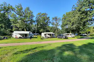 Camping De Bosrand Recreatiepark de Bosrand - Wohnmobil- und Wohnwagenstandplätze auf der Wiese