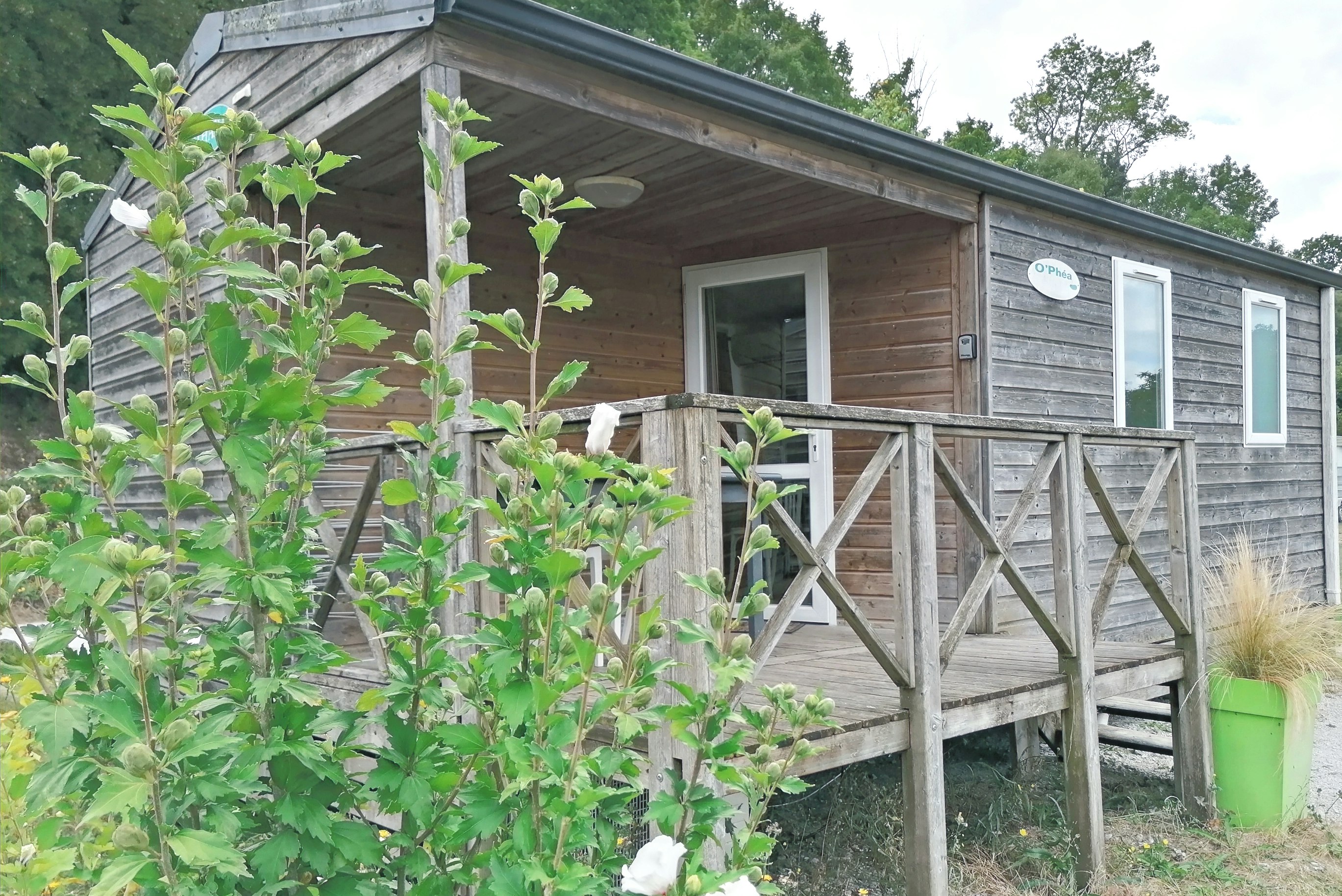 Camping de Bourg Charente  - Mobilheim mit Terrasse auf dem Campingplatz
