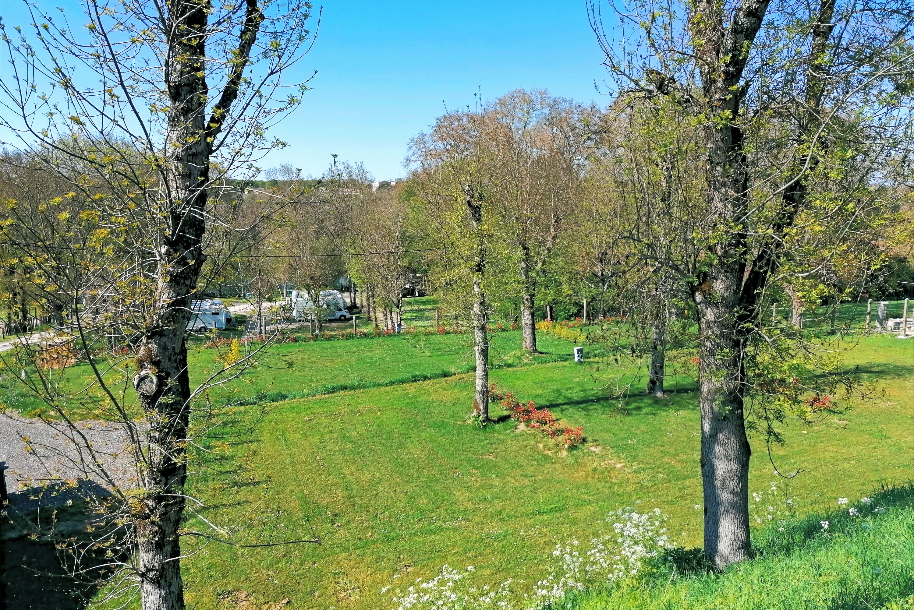 Camping de Bourg Charente - Standplatzwiese auf dem Campingplatz