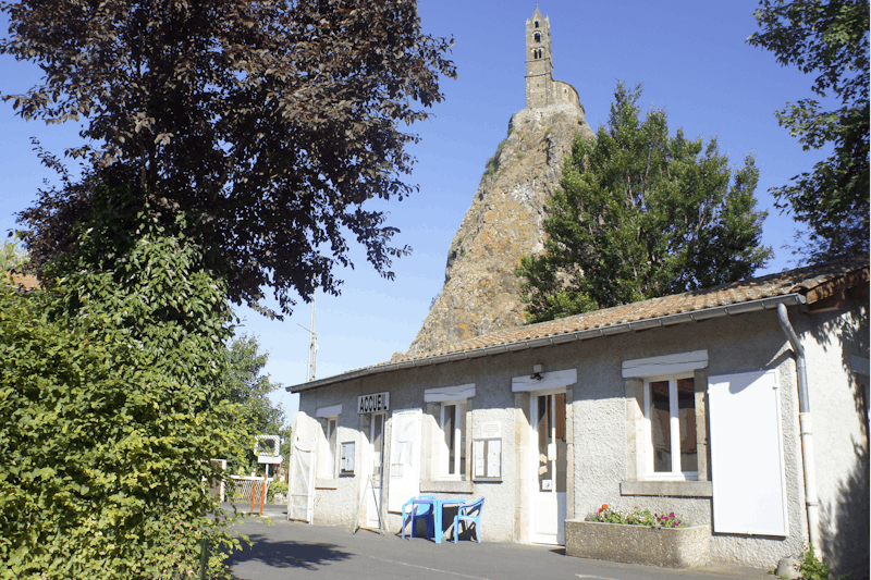 Camping de Bouthezard - Eingang auf dem Campingplatz mit Blick auf -Rocher Saint-Michel d'Aiguilhe-