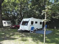 Camping de Bouthezard - Wohnwagenstellplätze auf dem Campingplatz