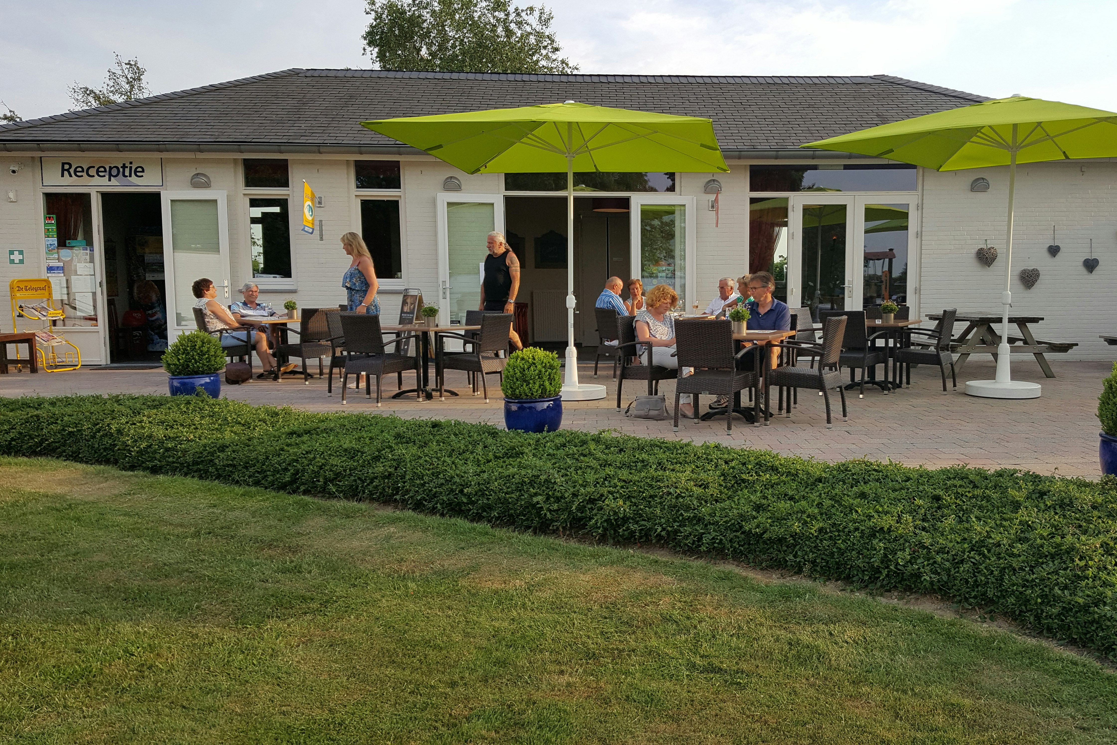 Camping de Cauberg - Rezeption und Bistro mit Terrasse davor