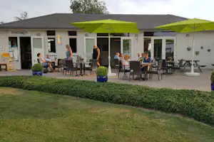 Camping de Cauberg - Rezeption und Bistro mit Terrasse davor