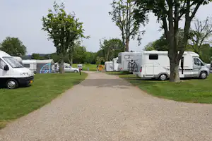 Camping de Cauberg - Strasse auf dem Campingplatz mit Wohnmobilen auf Stellplätzen an den Seiten