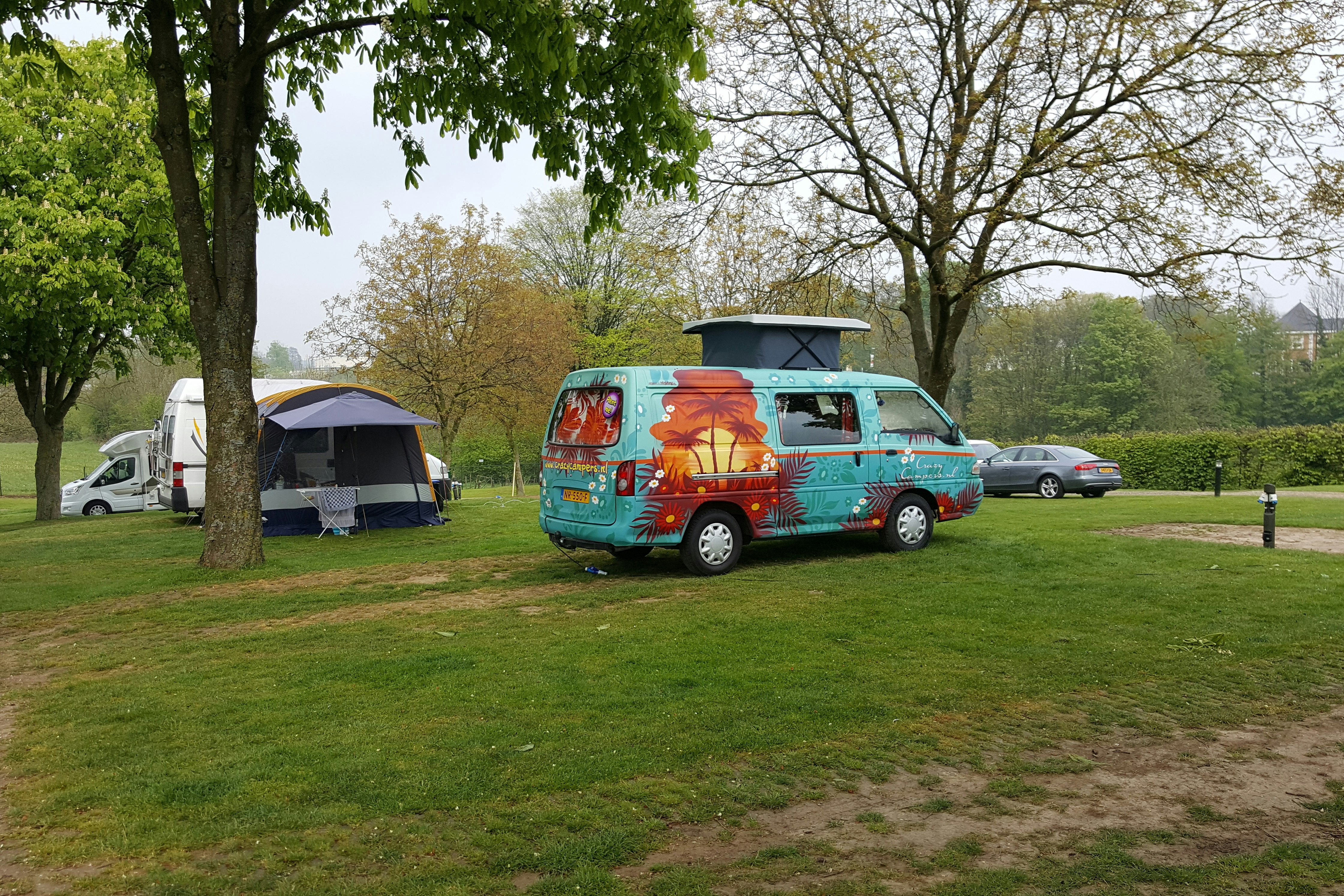 Camping de Cauberg - Wohnwagen und Camping Bulli auf Stellplätzen