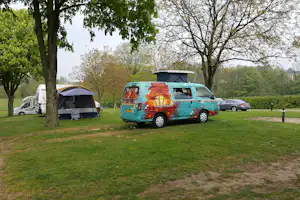 Camping de Cauberg - Wohnwagen und Camping Bulli auf Stellplätzen