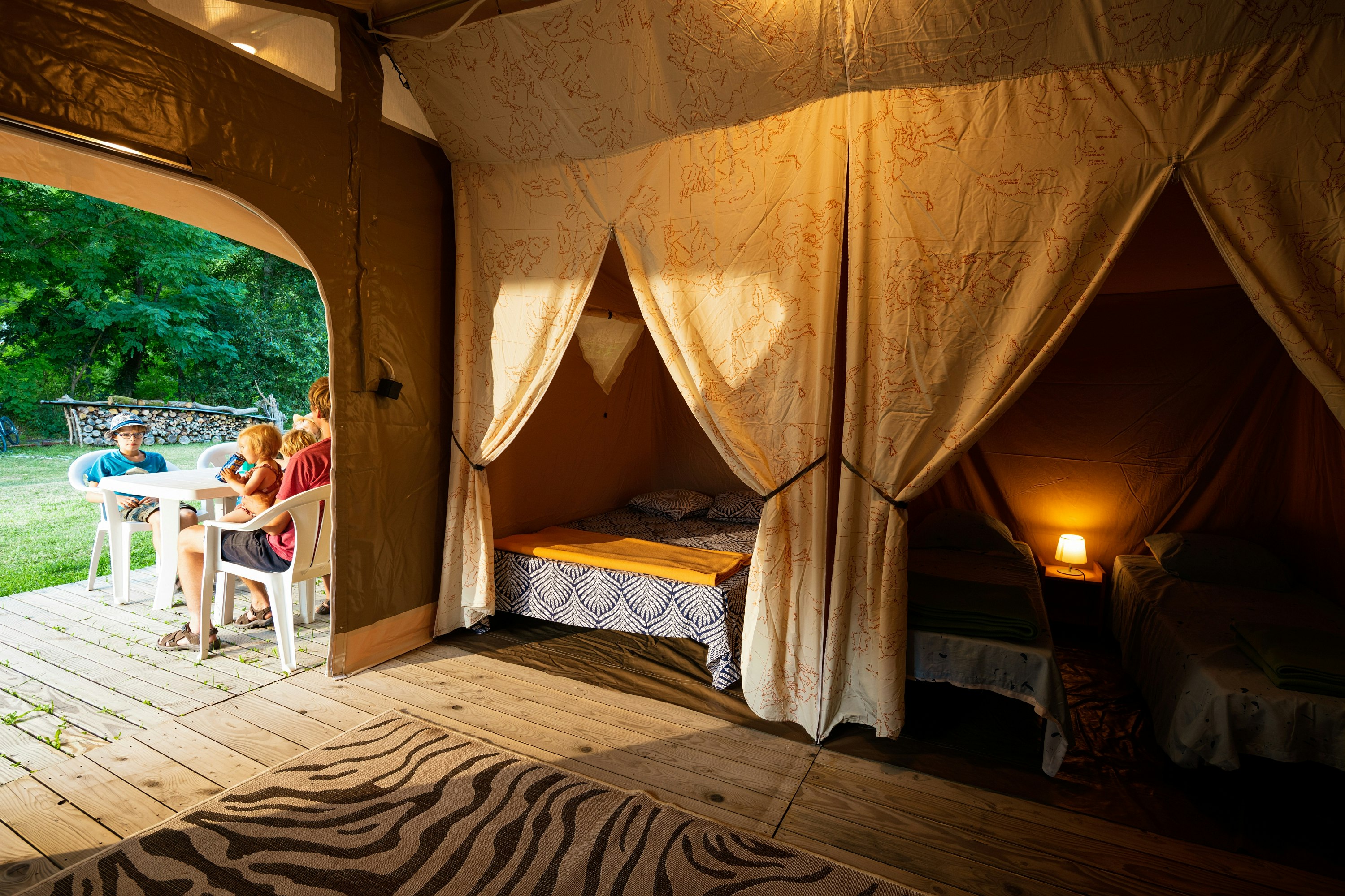Camping de Cénevières - Innenansicht eines Glamping-Zeltes auf dem Campingplatz