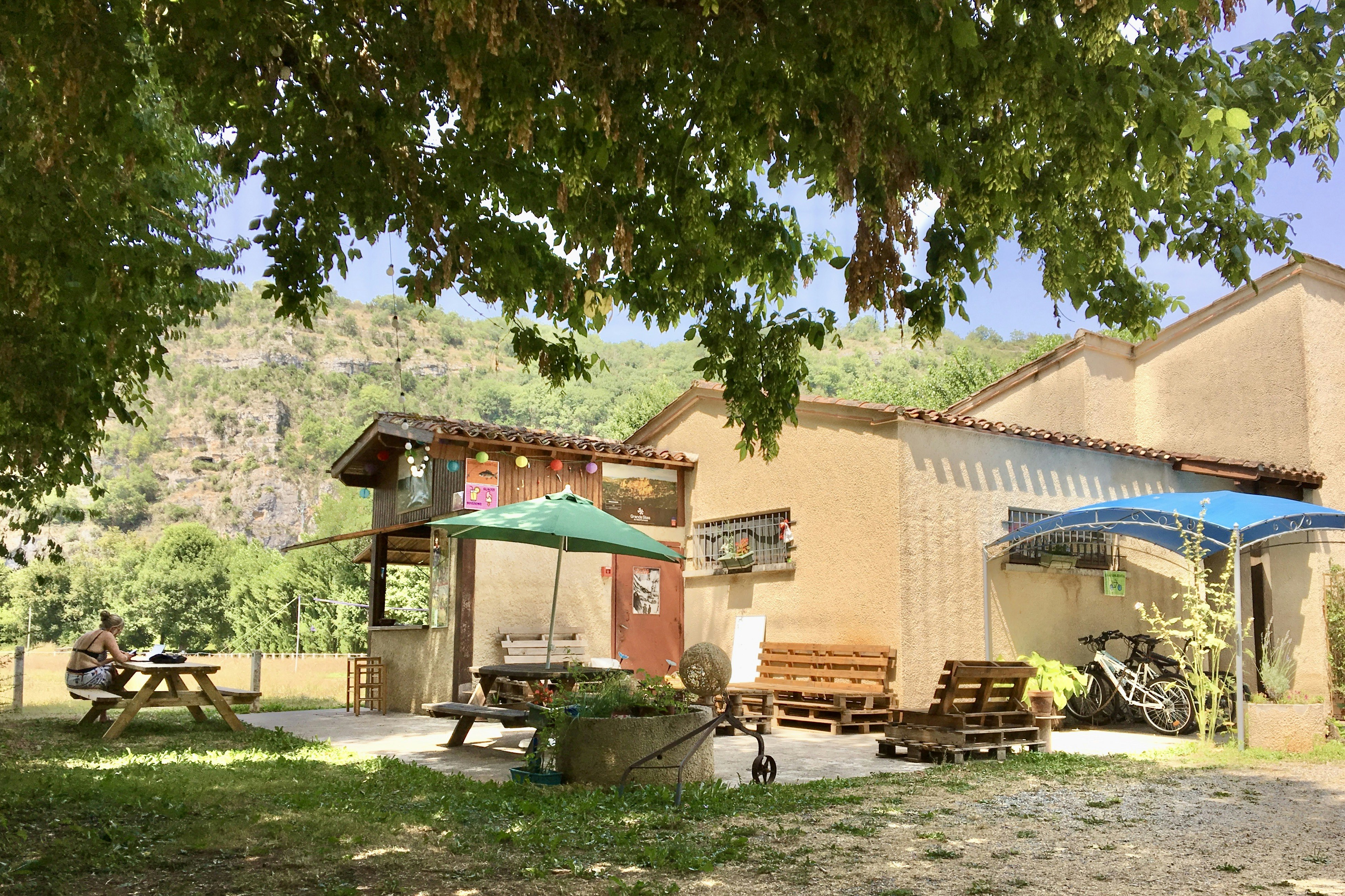 Camping de Cénevières - Servicegebäude auf dem Campingplatz