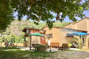 Camping de Cénevières - Servicegebäude auf dem Campingplatz