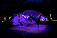 Camping de Chamarges - Beleuchteter Stellplatz bei Nacht