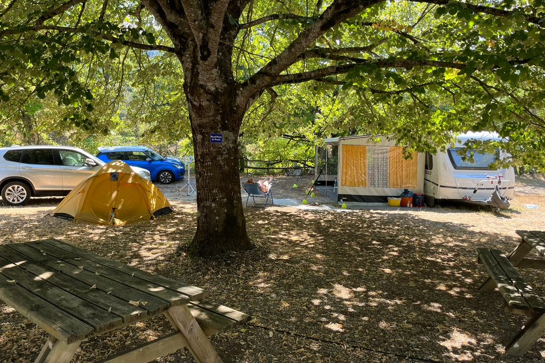 Camping de Chamarges - Stellplätze im Schatten der Bäume