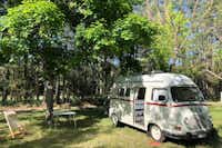 Camping de Chamarges - Stellplätze im Schatten der Bäume