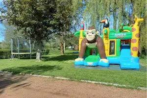 Camping De Charlieu - Hüpfburg und Trampoline