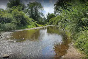 Camping De Charlieu - Nahgelegener Fluss