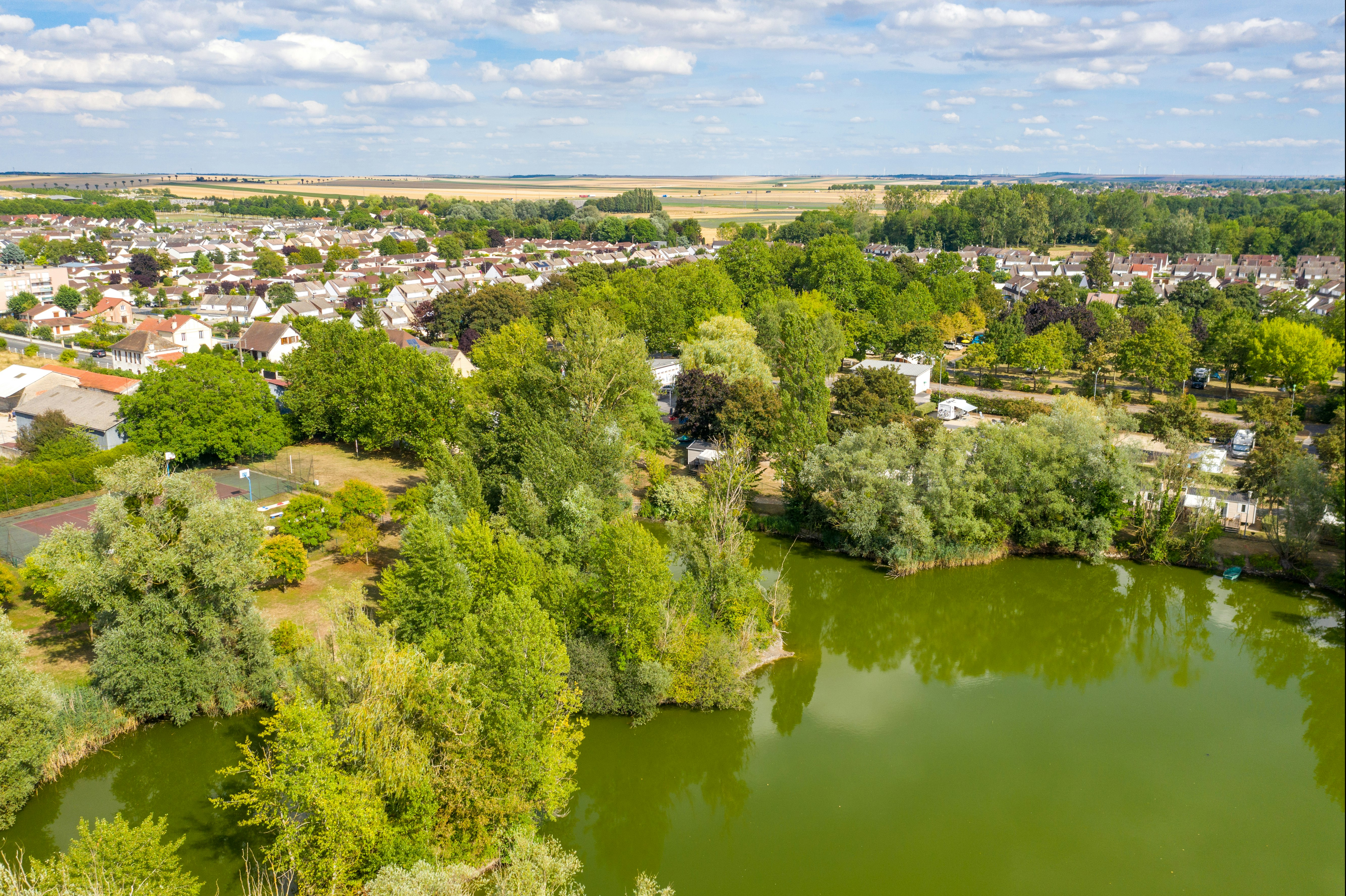 Camping de Châlons-en-Champagne - Luftaufnahme des Campingplatzes am Wasser