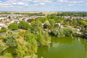 Camping de Châlons-en-Champagne - Luftaufnahme des Campingplatzes am Wasser