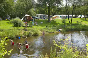 Camping de Chênefleur - Blick auf die Standplätze am Ufer des Flusses