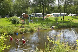 Camping de Chênefleur - Blick auf die Standplätze am Ufer des Flusses