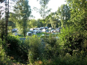 Camping de Chênefleur - Standplätze im Grünen auf dem Campingplatz