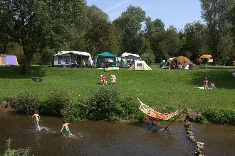 Camping de Chênefleur - Standplatzwiese am Ufer des Flusses