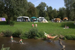 Camping de Chênefleur - Standplatzwiese am Ufer des Flusses
