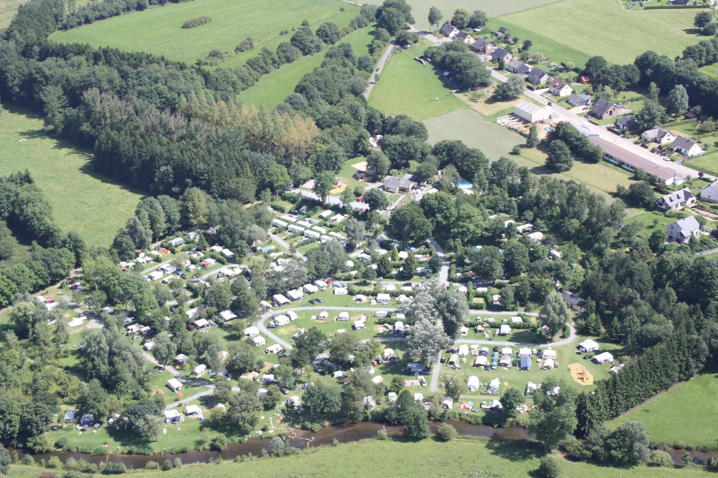 Camping de Chênefleur -  Übersicht auf das gesamte Campingplatz Gelände 