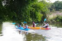 Camping de Civray  - Kanu fahren auf dem Fluss beim Campingplatz