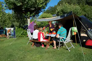 Camping de Coursavy - Camper Familie beim gemeinsamen Essen vor ihrem Zelt