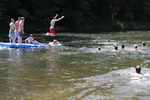 Camping de Coursavy - Im Fluss schwimmende Camper