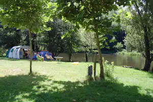Camping de Coursavy - Zelte auf der Wiese vor dem Fluss