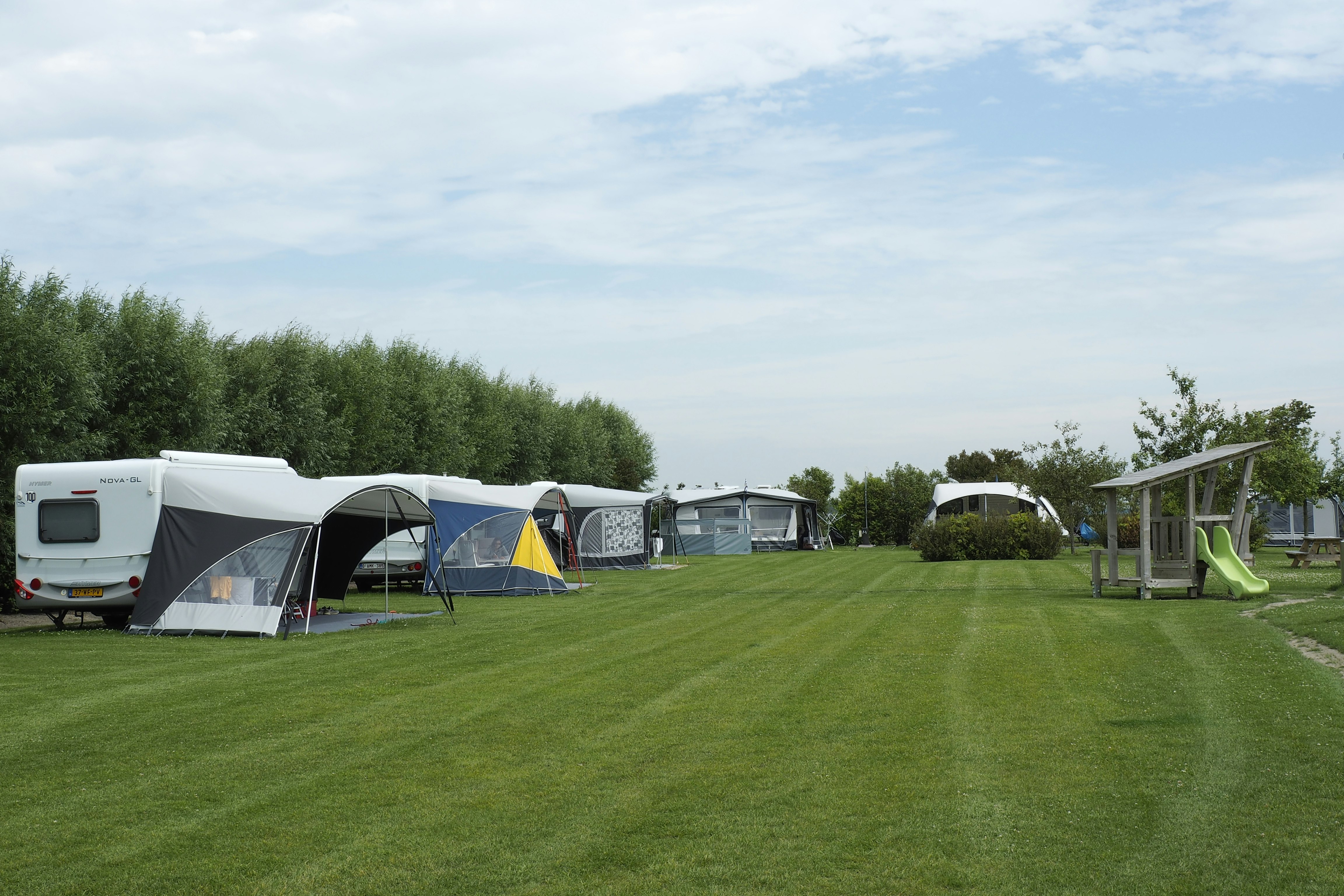Camping De Couter - Wohnwägen auf Standplätzen des Campingplatzes