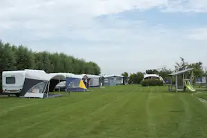 Camping De Couter - Wohnwägen auf Standplätzen des Campingplatzes