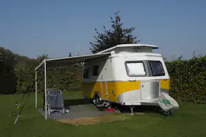 Camping De Couter - Wohnwagen auf Standplatz des Campingplatzes