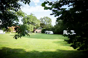Camping De Dam - Wohnmobil- und Wohnwagenstandplätze auf der Wiese