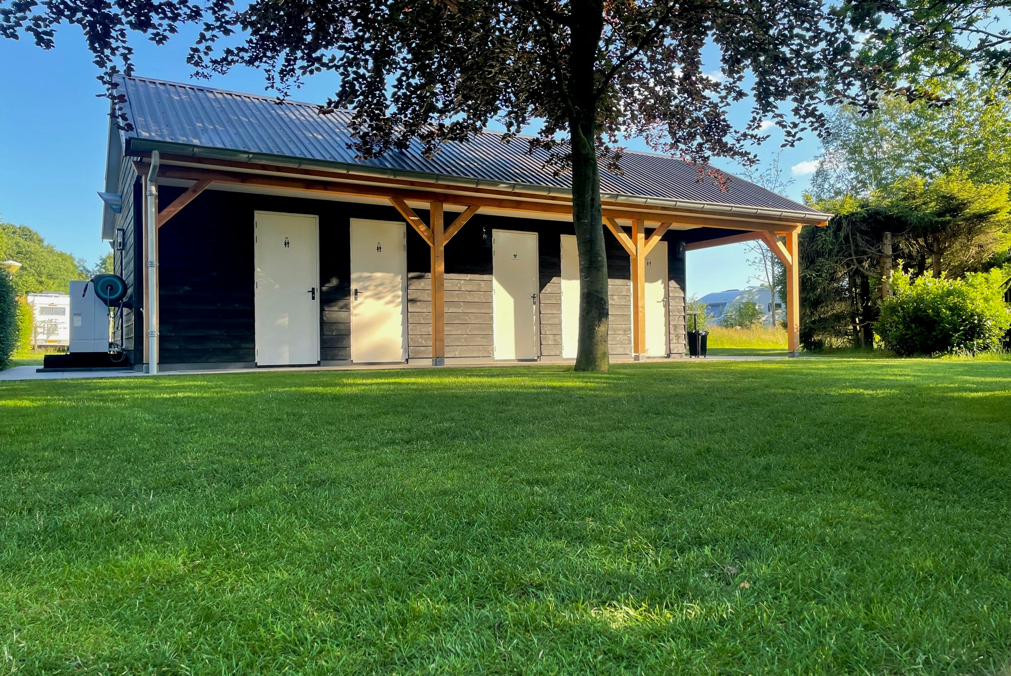 Camping De Deelderij - Standplätze auf der Wiese auf dem Campingplatz