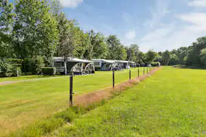 Camping De Deelderij - Standplätze im Grünen auf dem Campingplatz