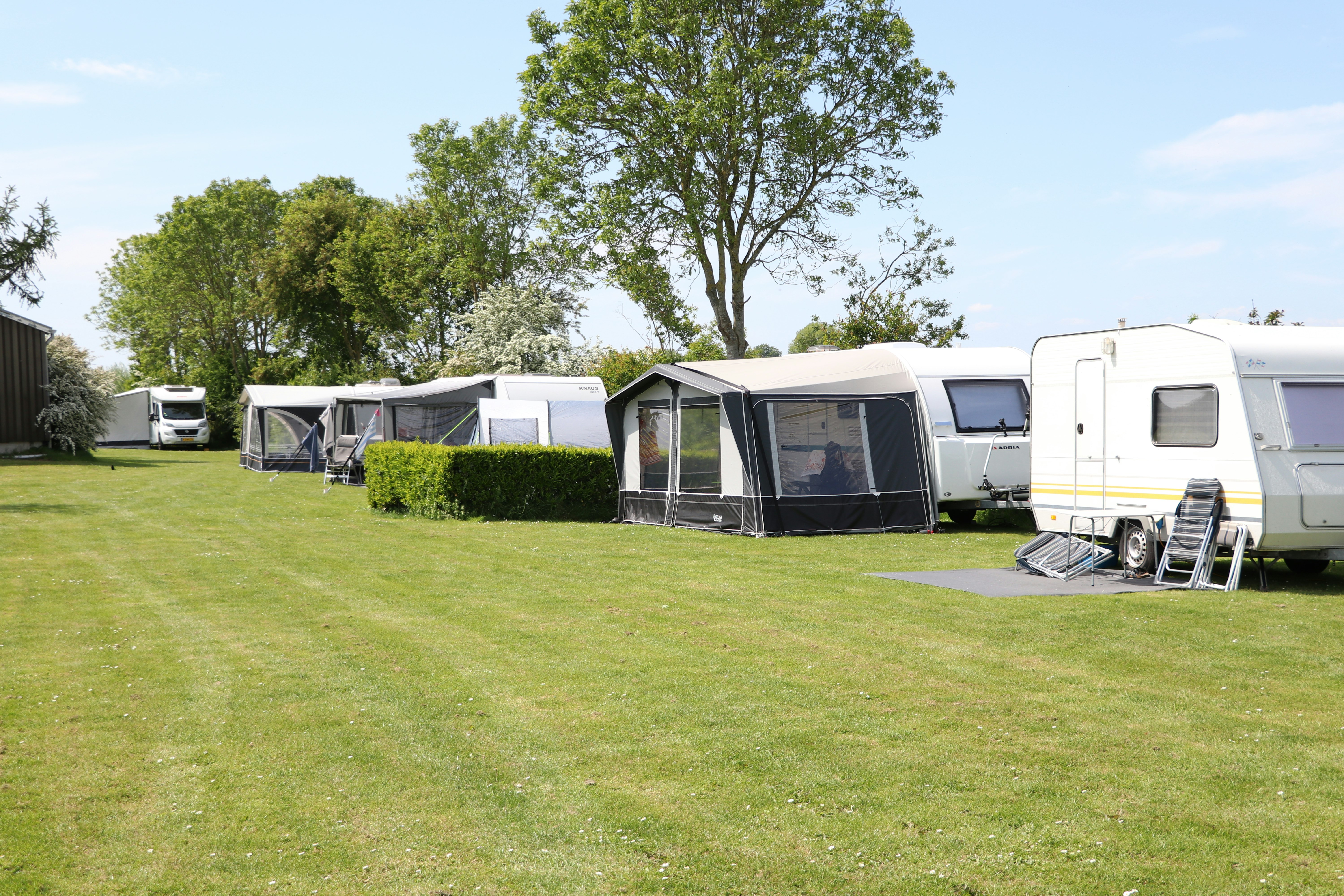 Kleine Camping De Duin - Standplätze im Grünen auf dem Campingplatz