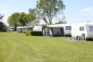 Kleine Camping De Duin - Standplätze im Grünen auf dem Campingplatz