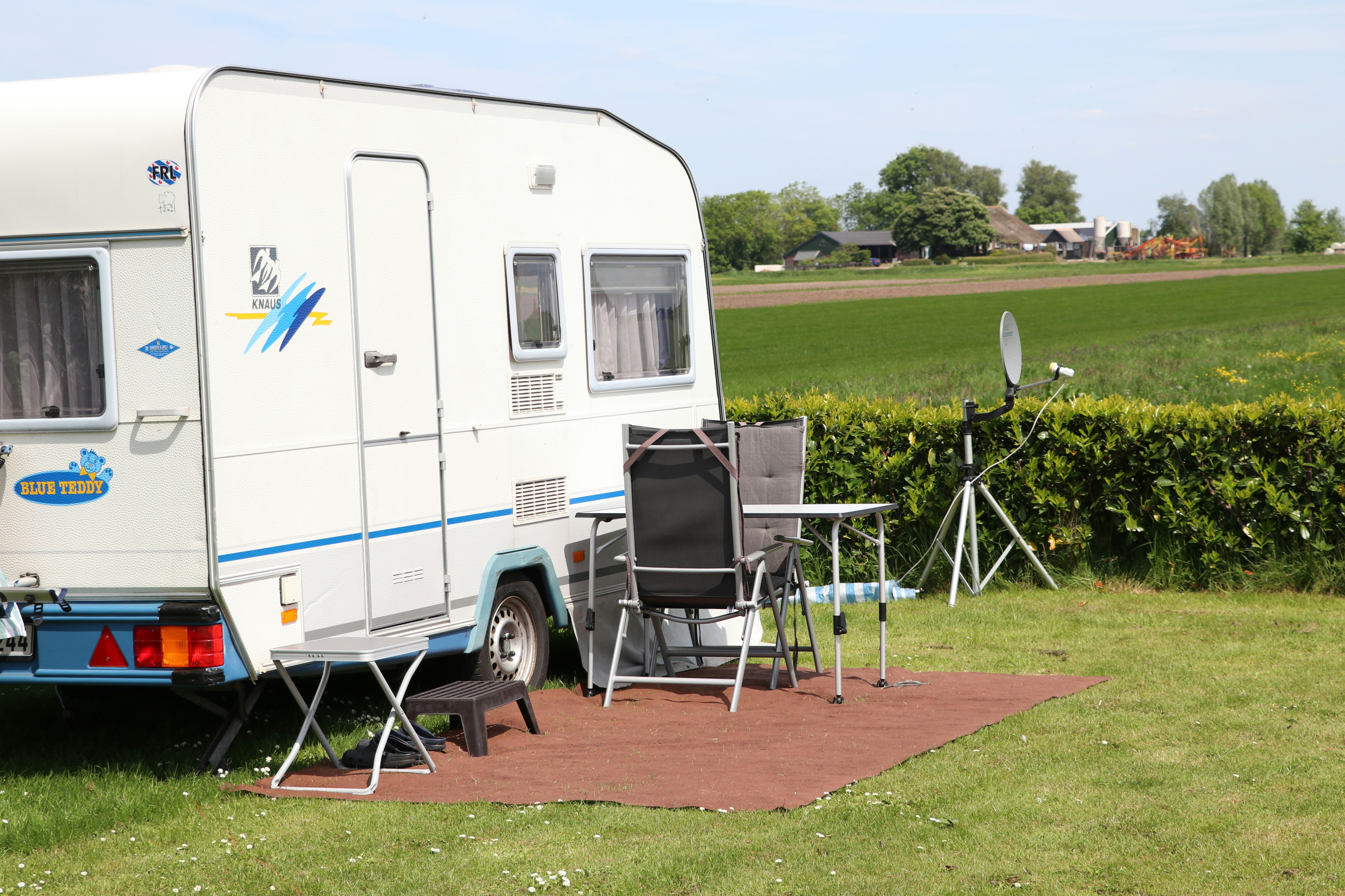 Kleine Camping De Duin - Wohnmobil- und Wohnwagenstandplätze auf der Wiese