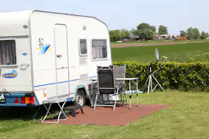 Kleine Camping De Duin - Wohnmobil- und Wohnwagenstandplätze auf der Wiese