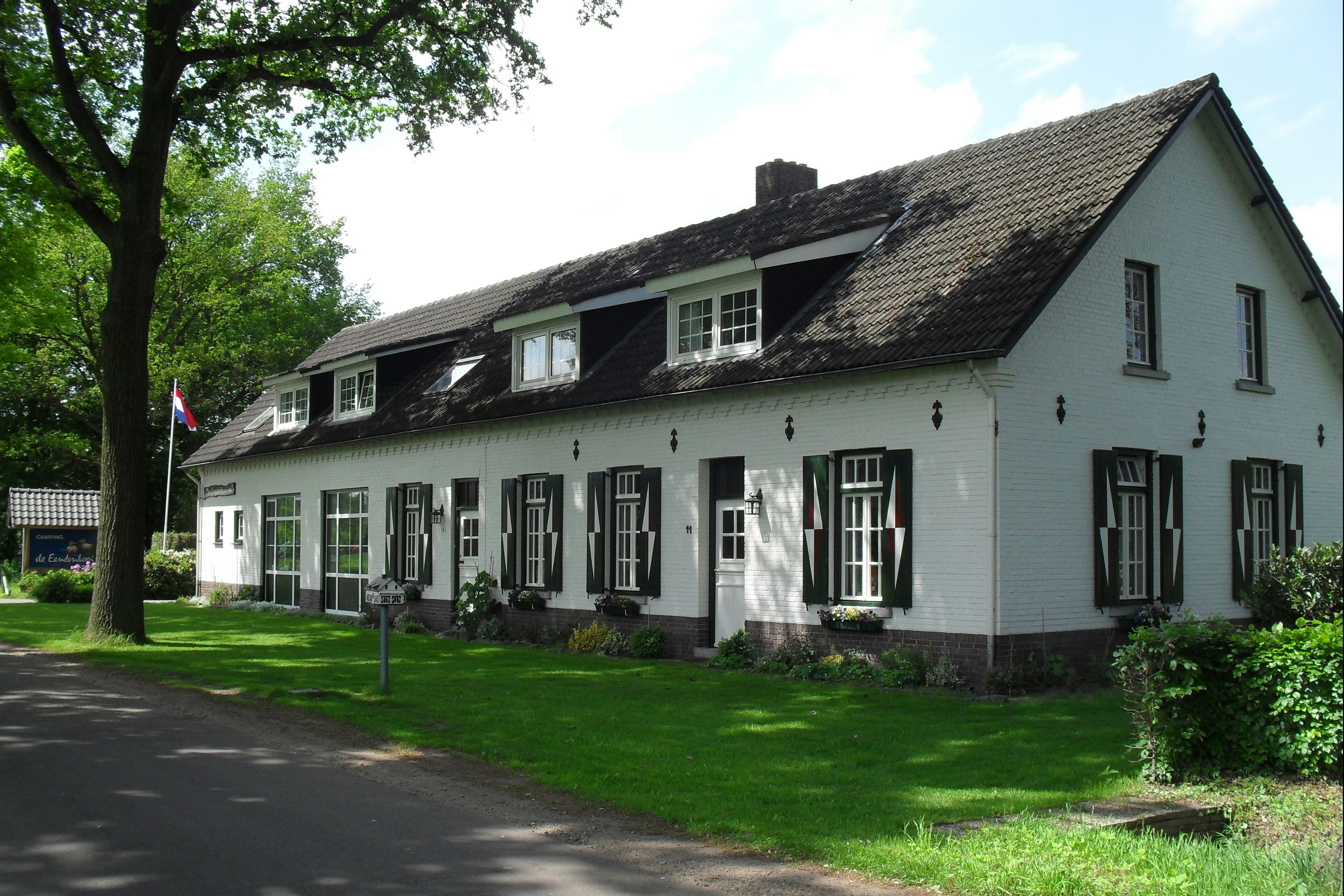 Camping De Eendenkooi - Gebäude auf dem Campingplatz