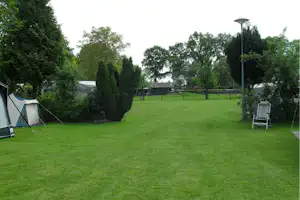 Camping De Eendenkooi - Standplatzwiese auf dem Campingplatz