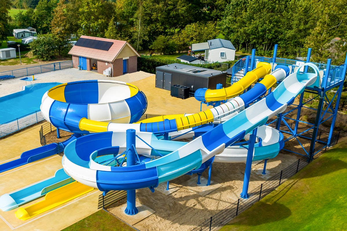 Camping De Eikenhof  - Rutschen im Wasserpark des Campingplatzes