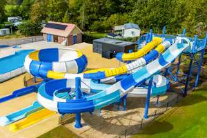 Camping De Eikenhof - Rutschen im Wasserpark des Campingplatzes