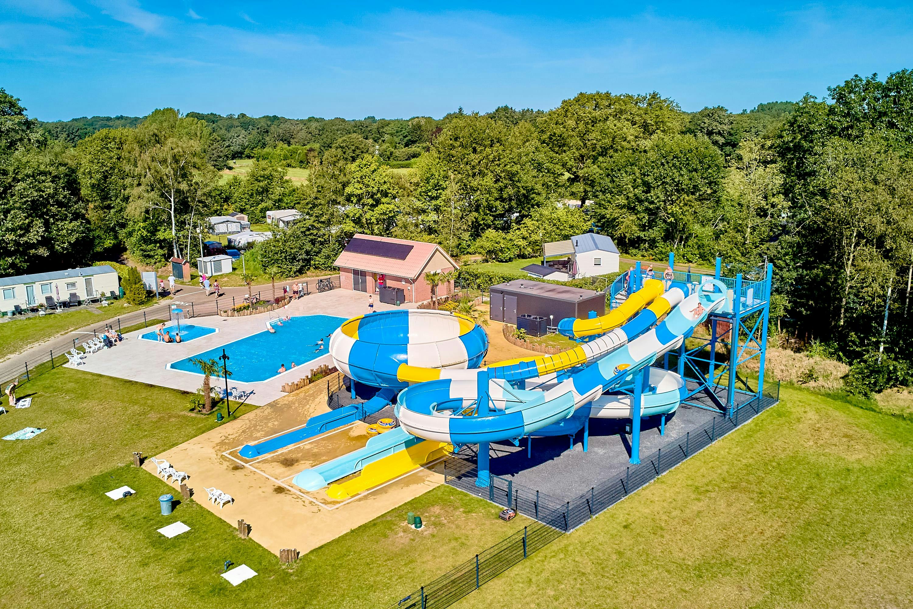 Camping De Eikenhof  - Rutschen im Wasserpark des Campingplatzes