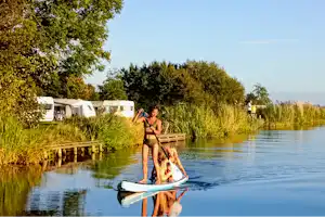Camping De Finne - Camper beim Stand-Up-Paddling auf dem Kanal